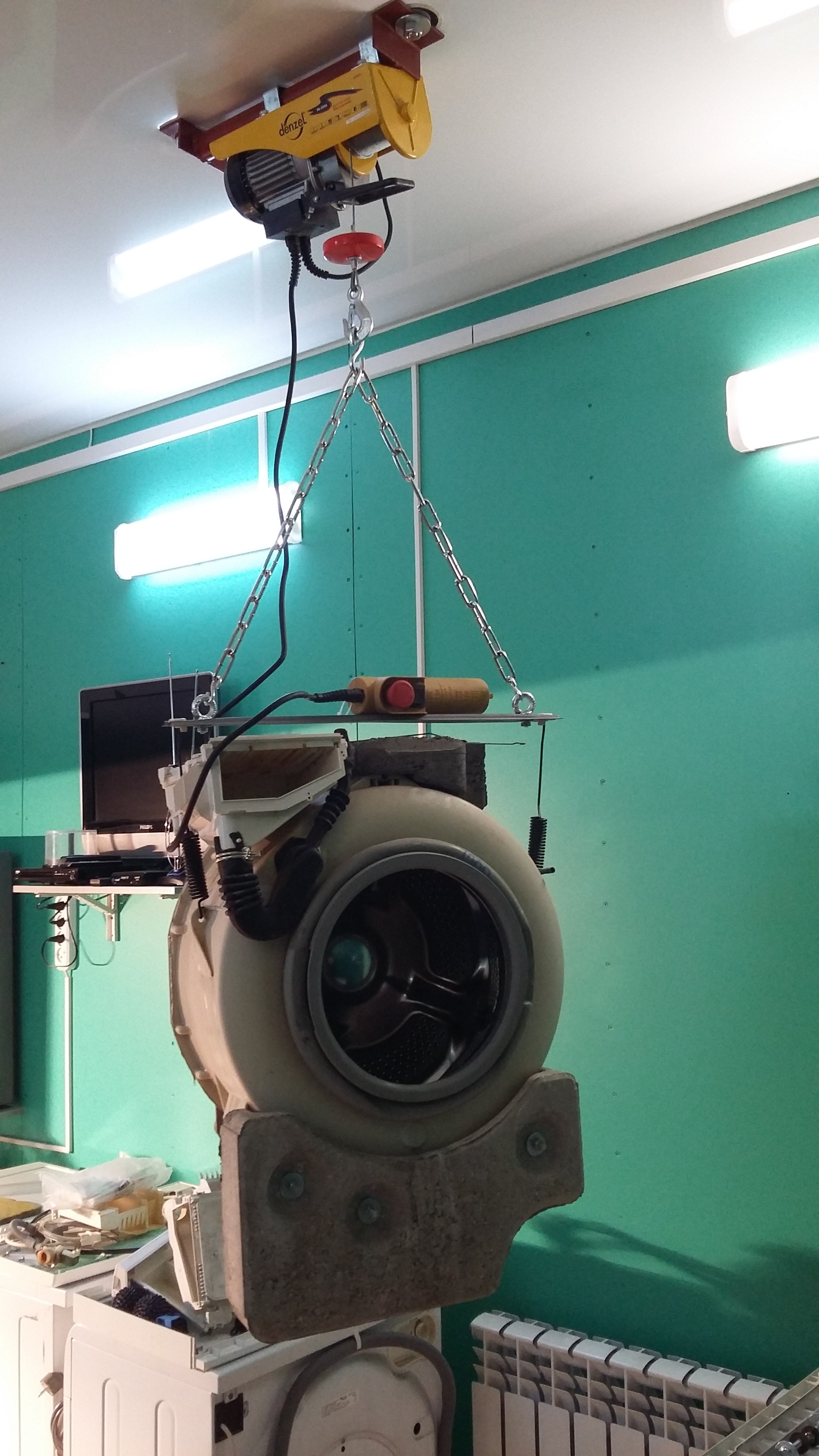 Демонтаж бака из стиральной машины в условиях мастерской